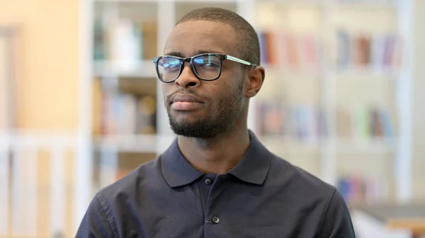 Retrato de un joven africano diciendo No por Head Shake —  Fotos de Stock