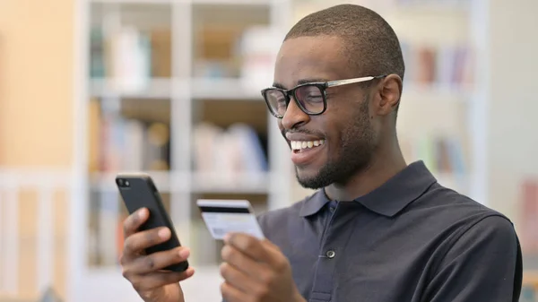 Smartphone 'da Çevrimiçi Ödeme Yapan Genç Afrikalı Adamın Portresi