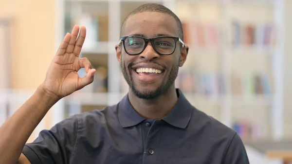 Portret van de jonge Afrikaanse man toont OK Teken met de hand — Stockfoto