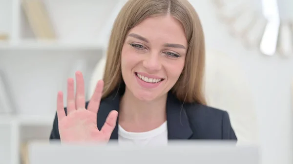 Веселая деловая женщина, которая ведет видео-чат на ноутбуке — стоковое фото