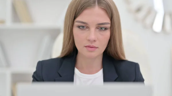 Attraktive Geschäftsfrau, die am Laptop arbeitet, aus nächster Nähe — Stockfoto