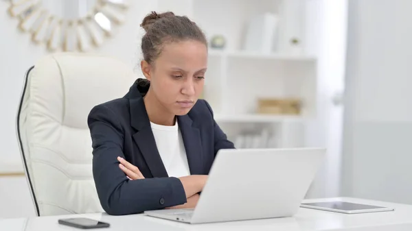 オフィスでノートパソコンを考え、働くアフリカのビジネス女性 — ストック写真