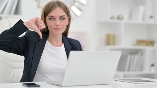 Pollici giù dalla giovane donna d'affari delusa che lavora in ufficio — Foto Stock