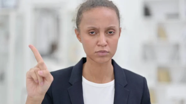 Porträt einer attraktiven afrikanischen Geschäftsfrau, die mit dem Finger Nein sagt — Stockfoto
