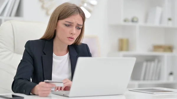 Pagamento online senza successo sul computer portatile in ufficio — Foto Stock