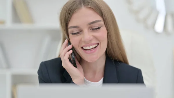 Atrakcyjna bizneswoman rozmawiająca przez telefon w pracy — Zdjęcie stockowe