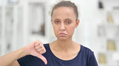 Hayal kırıklığına uğramış Afrikalı Kadın 'ın Başparmaklarını Düşürme Portresi 