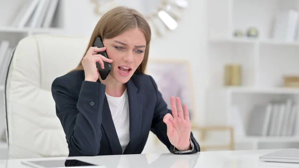 Irritado Jovem Empresária Argumentando no Smartphone — Fotografia de Stock