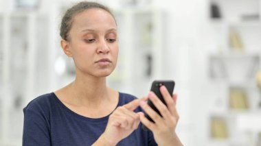 Akıllı telefon kullanan Çekici Afrikalı Kadın Portresi 