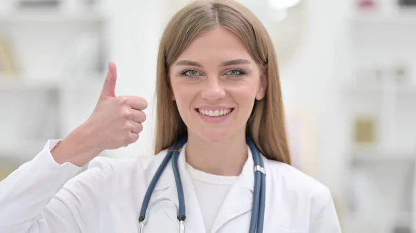 Portret van Positieve Jonge Dokter toont Duimen Omhoog Aanmelden — Stockfoto