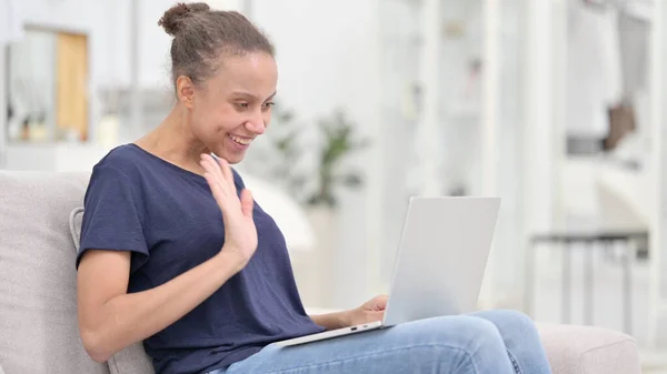 Glad afrikansk kvinna gör videosamtal på laptop hemma — Stockfoto