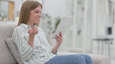 Profesyonel Genç Kadın Tablet 'te Video Çağrısı Yapıyor 