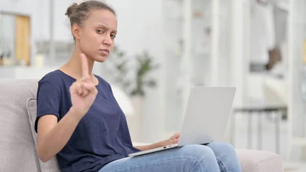 Allvarlig afrikansk kvinna med laptop säger nej med Finger — Stockfoto
