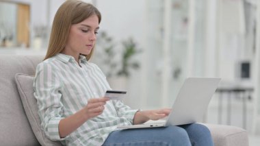 Evde Genç Bir Kadın İçin Bilgisayarda Çevrimiçi Ödeme Başarı 