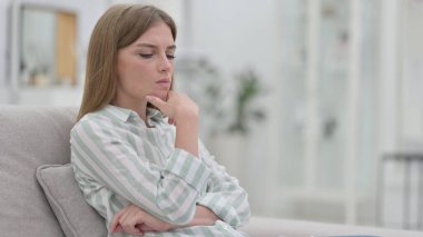 Düşünceli Genç Kadın Evde Bir Şey Düşünüyor 