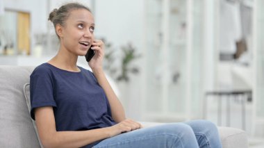 Neşeli Afrikalı Kadın Evde Telefonda Konuşuyor 