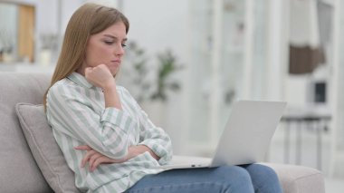 Düşünceli Genç Kadın Evdeki Bilgisayarda Düşünüyor ve Çalışıyor 