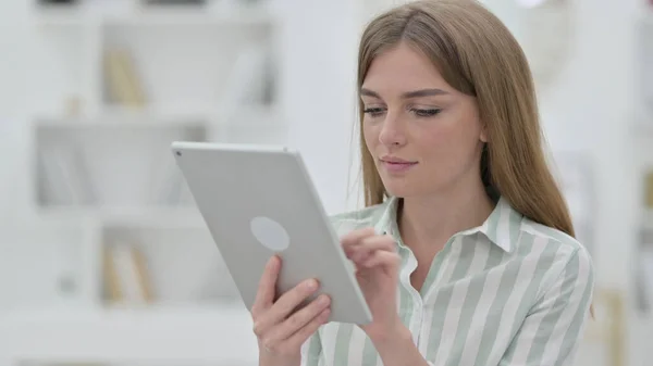 Retrato de mulher jovem atraente usando Tablet Digital — Fotografia de Stock