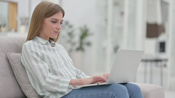 Focused Young Woman Working on Laptop at Home — Stock Photo, Image