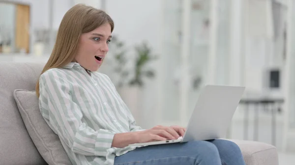 Shocked Young Woman Amazed by Results on Laptop — Stock Photo, Image