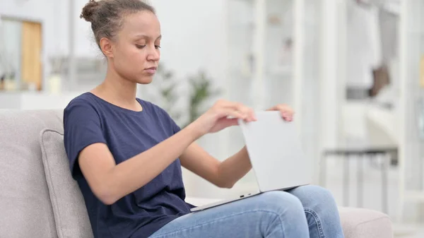 Afrikansk kvinna stängande laptop och gå bort — Stockfoto