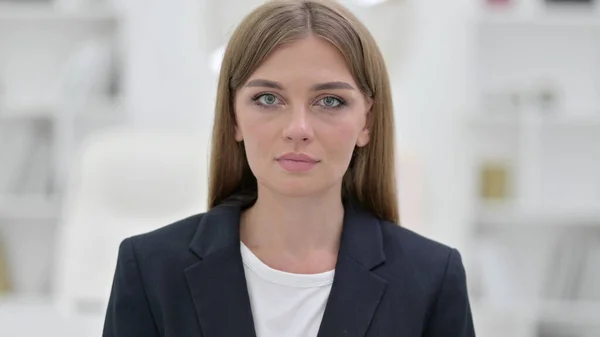 Portret poważnej młodej bizneswoman patrzącej w kamerę — Zdjęcie stockowe