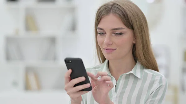 Portrait of Attractive Young Woman using Smartphone — Stock Photo, Image
