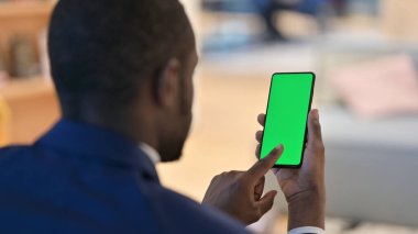 Yeşil Krom Ekran ile Akıllı Telefon Kullanan Afrikalı Adam 