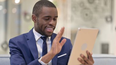 Dijital Tablet 'te Video Çağrısı yapan Afrikalı İşadamının Portresi 