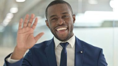 Video konuşmasında konuşan Afrikalı iş adamının portresi 