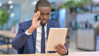 Afrikalı İşadamı Tablet 'te Video Çağrısı Yapıyor