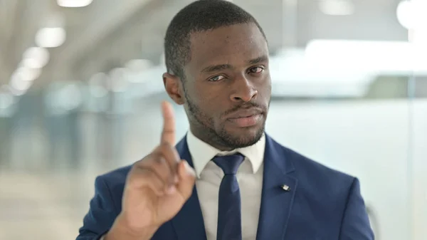 Retrato del empresario africano diciendo No con el signo del dedo —  Fotos de Stock