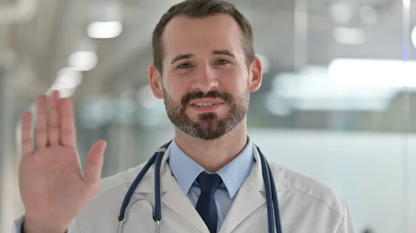 Retrato de amigável masculino médico falando no vídeo chamada — Fotografia de Stock