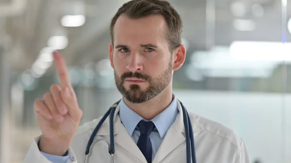 Porträtt av manlig läkare säger nej med Finger Sign — Stockfoto