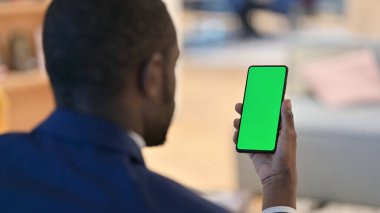 Yeşil Krom Ekranlı Afrikalı Adam Akıllı Telefonu Tutuyor 