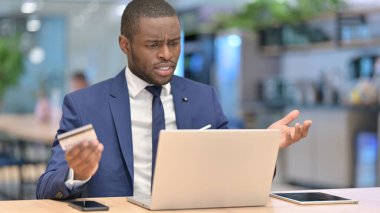 Ofisteki Afrikalı İşadamı için Bilgisayarda Çevrimiçi Ödeme Başarısızlığı 