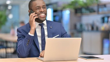 Mutlu Afrikalı İş Adamı Ofiste Telefonda Konuşuyor 