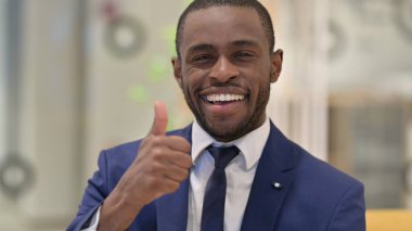 Afrikalı İşadamının İşaretini Gösteren Portresi 