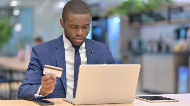 Ofisteki Afrikalı İşadamına Bilgisayarda Çevrimiçi Ödeme Başarı 