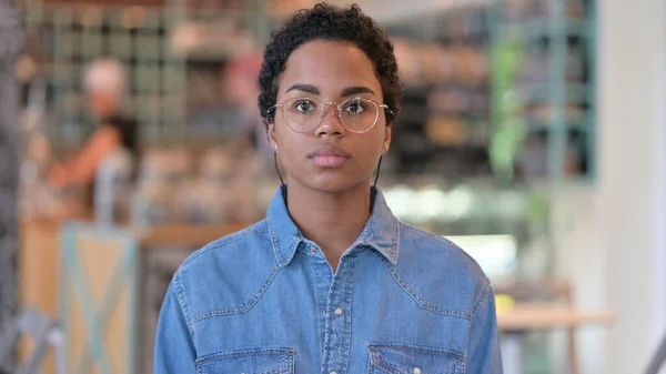 Retrato de mujer africana confiada mirando a la cámara — Foto de Stock