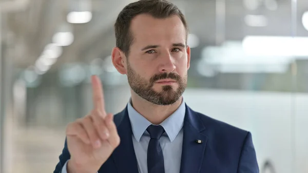 Portret van Middeleeuwse zakenman met Wijzen met Vinger en Uitnodiging — Stockfoto