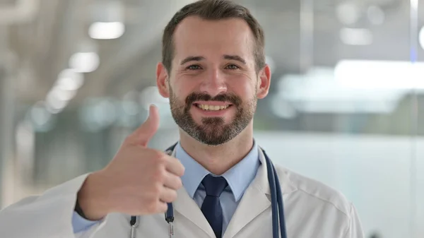Porträt positiver männlicher Arzt zeigt Daumen hoch — Stockfoto