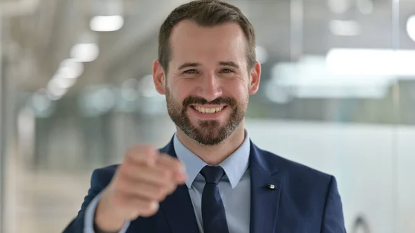 Portret van Happy Middle Aged Zakenman met Wijzen met Vinger — Stockfoto