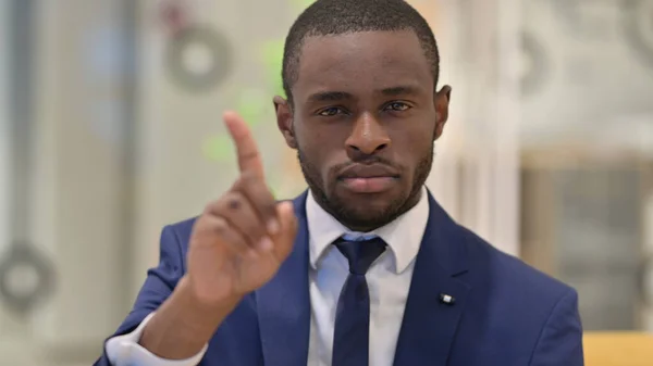 Retrato de Empresário Africano dizendo Não por Dedo — Fotografia de Stock