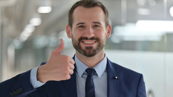 Portret van Positieve Middeleeuwse Zakenman doet duimen omhoog — Stockfoto