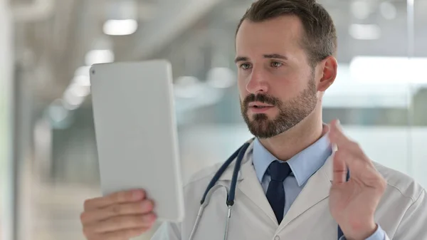 Porträtt av manliga läkare gör videosamtal på Digital Tablet — Stockfoto