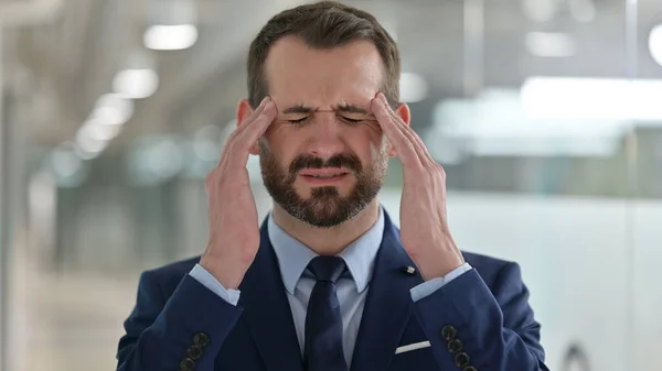 Retrato de Empresário de Idade Média Estressado com Cefaleias — Fotografia de Stock