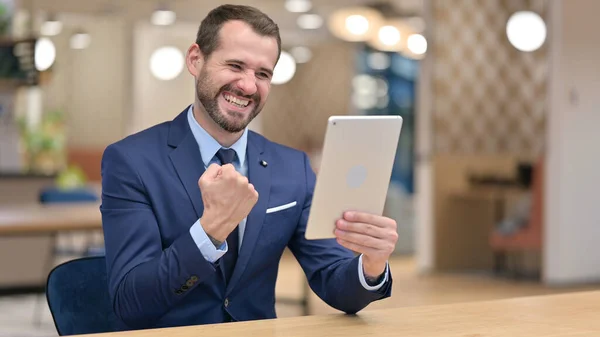 Opgewonden Middeleeuws zakenman viert succes op Tablet — Stockfoto
