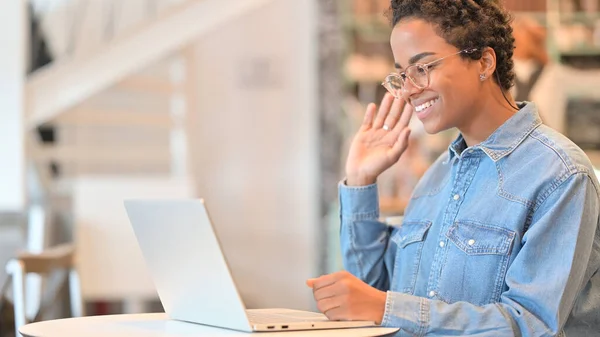 Glad afrikansk kvinna gör videosamtal på laptop på Cafe — Stockfoto