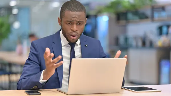 Pérdida, empresario africano reaccionando al fracaso en el ordenador portátil en la oficina —  Fotos de Stock